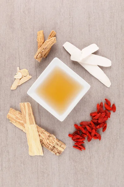 Herbes Médicinales Chinoises Avec Soupe Sur Fond Gris Haut Renforcement — Photo