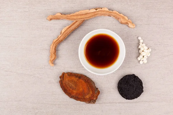 Geleneksel Çin Tıbbı Çeşitli Otlar Çaydan Şifa Güçlü — Stok fotoğraf