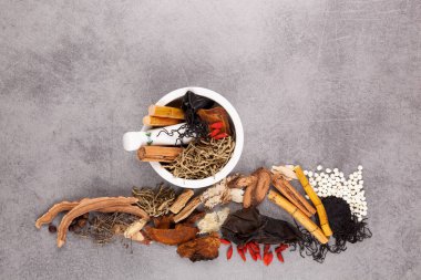 Çin bitkisel ve harç gri arka plan üzerinde farklı tür.