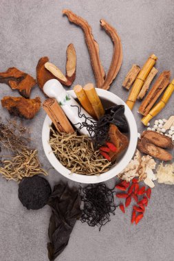 Geleneksel Çin tıbbı ve gri arka plan üzerine harç.