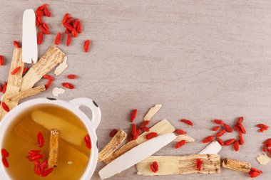 Çin bitkisel ilaç için farklı bir çorba gri arka plan üzerinde temizleyin. Imunity güçlendirici. Üstten görünüm,