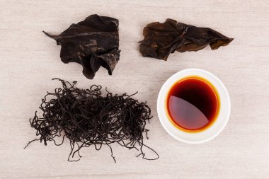 Geleneksel Çin tıbbı deniz yosunu ve beyaz arka plan üzerinde Dan Shen. TCM üstten görünüm.