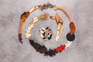 Farklı Çince otlar hapları ile yapılmış sarmal.