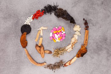 Batı ve geleneksel Çin tıbbı sarmal arka plan yukarıdan.