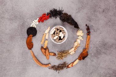 Batı ve geleneksel Çin tıbbı sarmal arka plan yukarıdan. Denge.