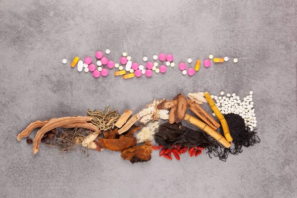 Gri arka plan üzerinde Batı ve geleneksel Çin tıbbı.