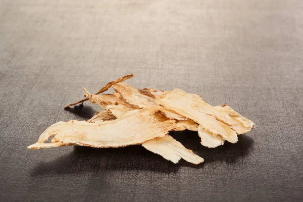 Корень Анжелики Используется Китайской Традиционной Травяной Медицине Черном Фоне Tcm — стоковое фото