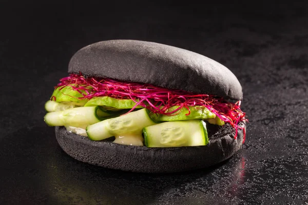 Vegetarische Zwarte Broodje Hamburger Met Komkommer Avocado Spruiten Donkere Achtergrond — Stockfoto