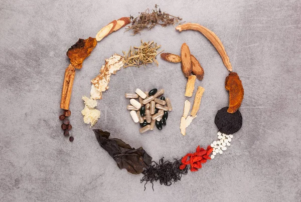 Farklı Çince otlar hapları ile yapılmış sarmal.