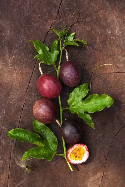 Fruta Paixão Com Folhas Cima Mesa Madeira — Fotografia de Stock