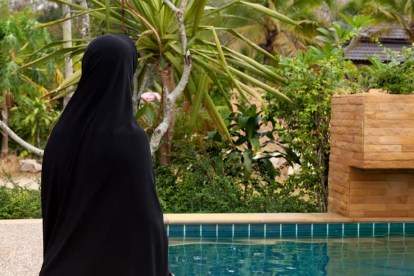 Havuz Lüks Tropikal Tatil Siyah Tesettür Veya Burka Başörtüsü Arap — Stok fotoğraf