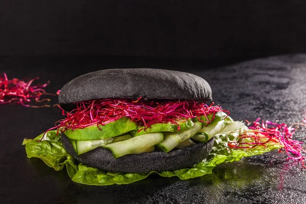 Gezonde Zwarte Broodje Hamburger Met Komkommers Avocade Spruiten Donkere Achtergrond — Stockfoto