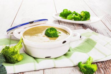 Ahşap masa üzerinde Sağlıklı Vegan kremalı brokoli çorbası.