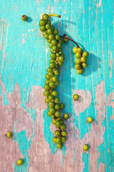 Los Granos Pimienta Verdes Frescos Arriba Mesa Madera Pimienta Negra —  Fotos de Stock