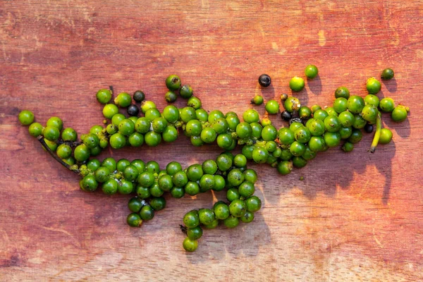 Peppercorns Verdes Frescos Cima Mesa Madeira — Fotografia de Stock