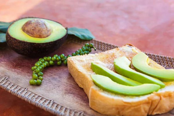 Scheiben Geschnittene Avocado Auf Toastbrot Mit Frischem Grünen Pfefferkorn — Stockfoto