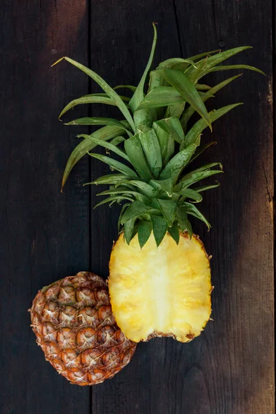 Čerstvý Ananas Snížit Polovinu Shora Dřevěný Stůl — Stock fotografie