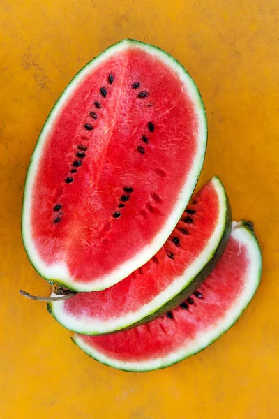 Melancia Suculenta Fresca Mesa Concreto Amarelo Cima Comida Frutas Tropicais — Fotografia de Stock Grátis