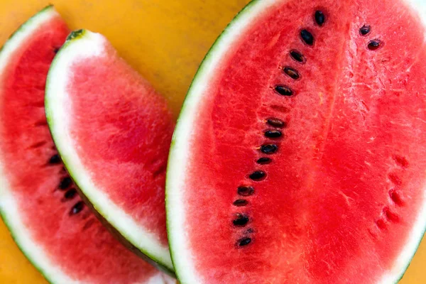 Scheiben Frischer Wassermelone Von Oben Auf Gelbem Tisch — Stockfoto