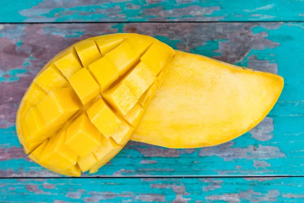 Frische Scheiben Geschnittene Mango Früchte Von Oben Auf Holztisch — Stockfoto