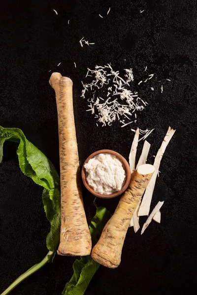 Rábano Picante Entero Rallado Con Hojas Sobre Fondo Negro Vista — Foto de Stock