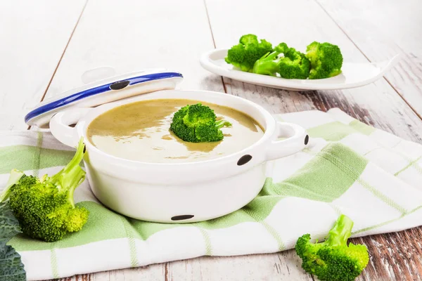 健康素食椰菜奶油汤在木桌上 — 图库照片