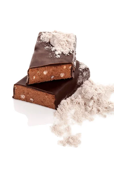 白い背景に分離された粉でチョコレート蛋白質バー — ストック写真