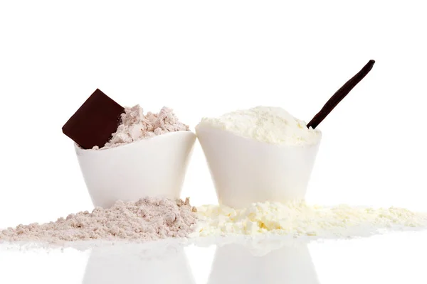 Schokolade Und Vanille Proteinpulver Tassen Isoliert Auf Weißem Hintergrund — Stockfoto