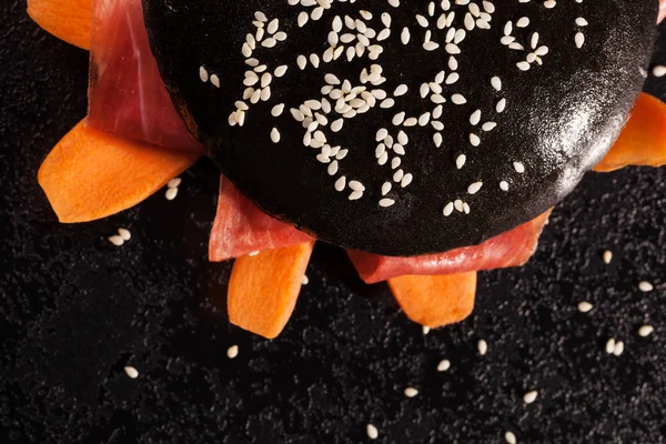 Hambúrguer Preto Japonês Com Presunto Cenoura Fundo Escuro Hambúrguer Culinário — Fotografia de Stock Grátis