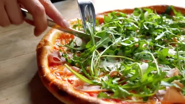Snijdende Heerlijke Pizza Houten Tafel — Stockvideo