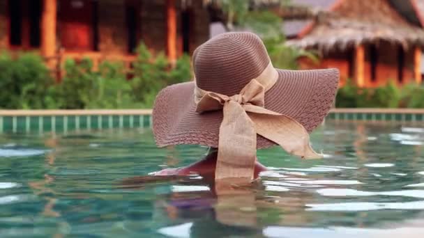 Junge Frau Mit Sonnenhut Von Hinten Swimmingpool Einem Exotischen Luxusresort — Stockvideo