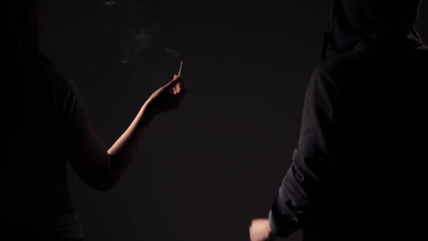 Gierige Raucher Wollen Keinen Marihuana Joint Auf Dunkelschwarzem Hintergrund Weitergeben — Stockvideo
