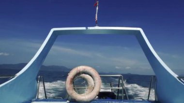 Yat, okyanus, ada. İzinli, tatil, yaz.