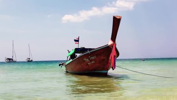 Barco Tailandés Tradicional Cola Larga Anclado Cerca Playa — Vídeo de stock