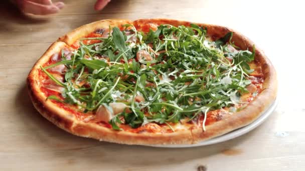 Nemen Van Plak Van Pizza Met Rucola — Stockvideo