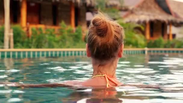 Baksidan Vacker Kvinna Luxury Resort Poolen Sommaren — Stockvideo