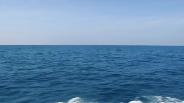 Blue Ocean Sky Splashes Boat Sabbatical Journey Travel — Stock Video