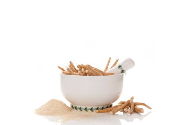 Ashwagandha kök ve toz beyaz arka plan üzerinde izole havaneli ile havanda ek. Adaptogens, şifalı bitki, doğal ilaç.