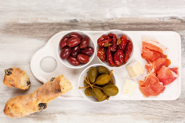 Talyan Meze Tapas Yukarıdan Kuru Domates Kapari Zeytin Peynir Prosciutto — Ücretsiz Stok Fotoğraf