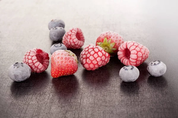美味的浆果 冰冻草莓 蓝莓和覆盆子 健康夏日水果 抗氧化剂 — 图库照片