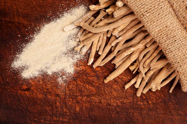 Ashwagandha kök ve toz yukarıdan bural çantada. Besin takviyesi. 