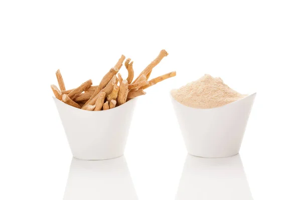 Ashwagandha Polvere Radici Tazze Bianche Isolate Sfondo Bianco Superfood Adattogeno — Foto Stock