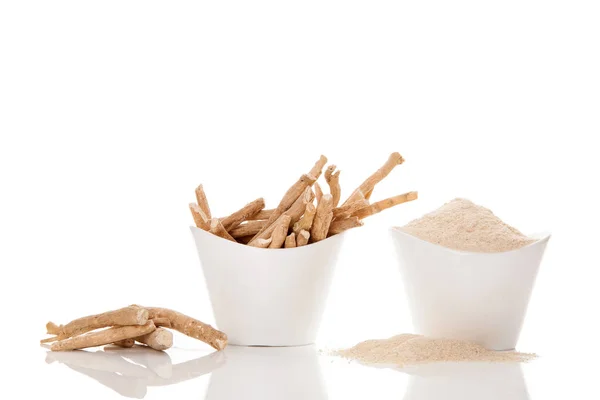 Ashwagandha Polvo Raíces Tazas Blancas Aisladas Sobre Fondo Blanco — Foto de Stock