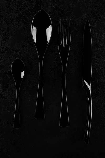 黑餐桌上的黑色餐具 带有修剪路径的顶部视图 — 图库照片