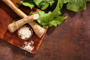 Horseradish, kökler ve yukarıdan grunge zemin üzerine rendelenmiş. Kopya alanı.