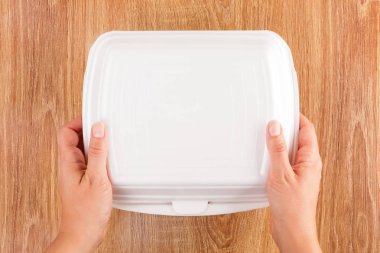 Kapalı almak uzakta kutusu holding yukarıdan elinde.