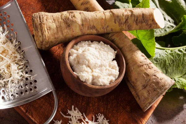 Fräsch Och Riven Pepparrot Med Blad Trä Bakgrund Från Ovan — Stockfoto