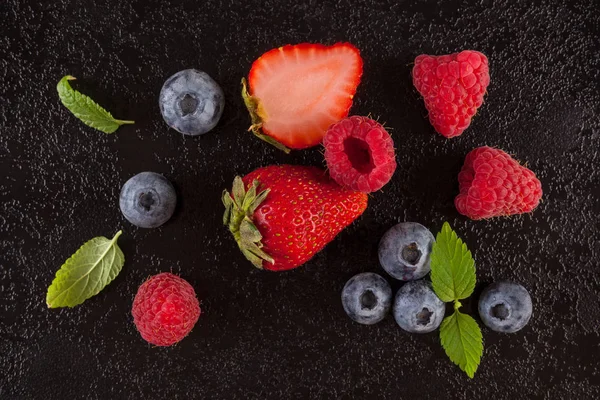 Varias Bayas Frescas Verano Sobre Fondo Negro Fresas Arándanos Frambuesas — Foto de Stock