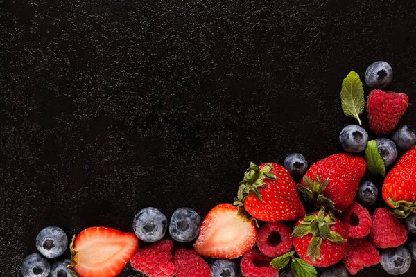 Verschiedene Frische Sommerbeeren Auf Schwarzem Hintergrund Erdbeeren Blaubeeren Und Himbeeren — Stockfoto