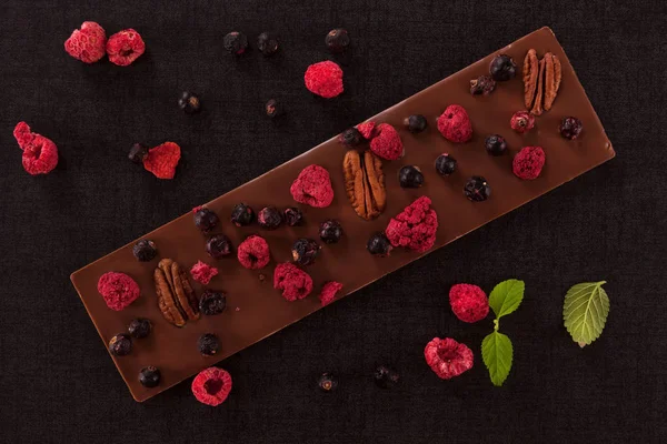 Luxe Melkchocolade Reep Met Droge Fruit Donkere Achtergrond Bovenaanzicht — Stockfoto